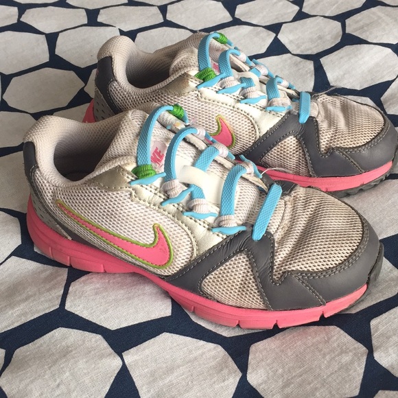 girls nike gym shoes
